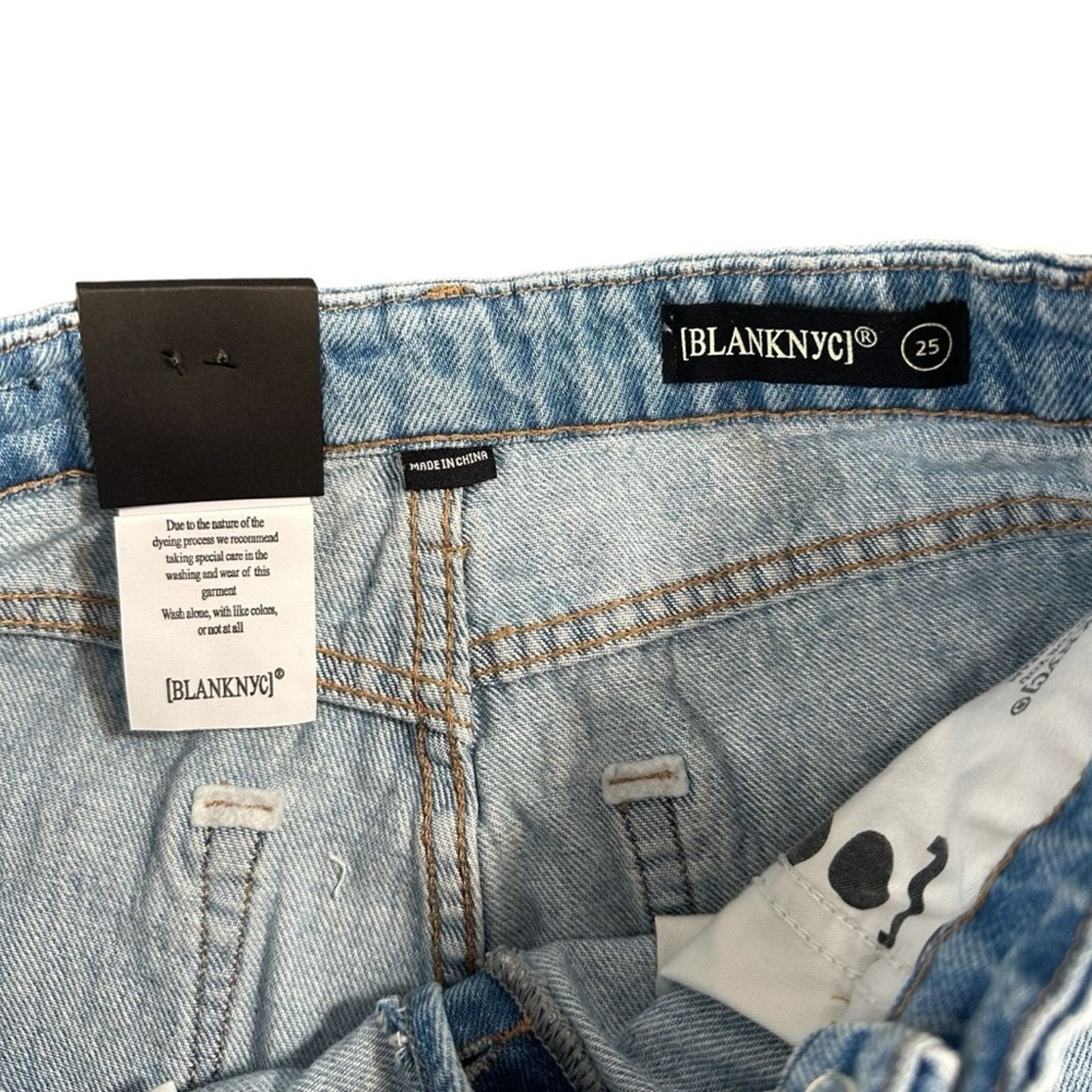 BLANKNYC BLANKNYC Light Wash Overlap Fly Cut Off Mom Shorts Size 25 Size 25" / US 0 / IT 36 - 7 Thumbnail