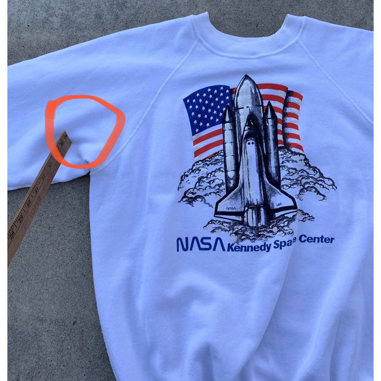 Hanes VINTAGE Hanes Space NASA Kennedy Space Center Raglan Sweatshirt Space Shuttle XL White Crew Neck Long Sleeve Men - Size US XL / EU 56 / 4 - 7 Thumbnail
