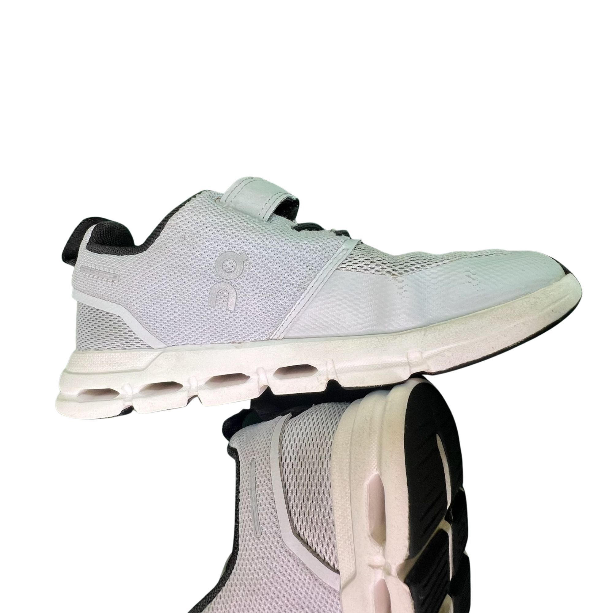 On On Running Kids Cloud Play Trainers Size 13 White & Black Br Size US 13 / EU 46 - 6 Thumbnail