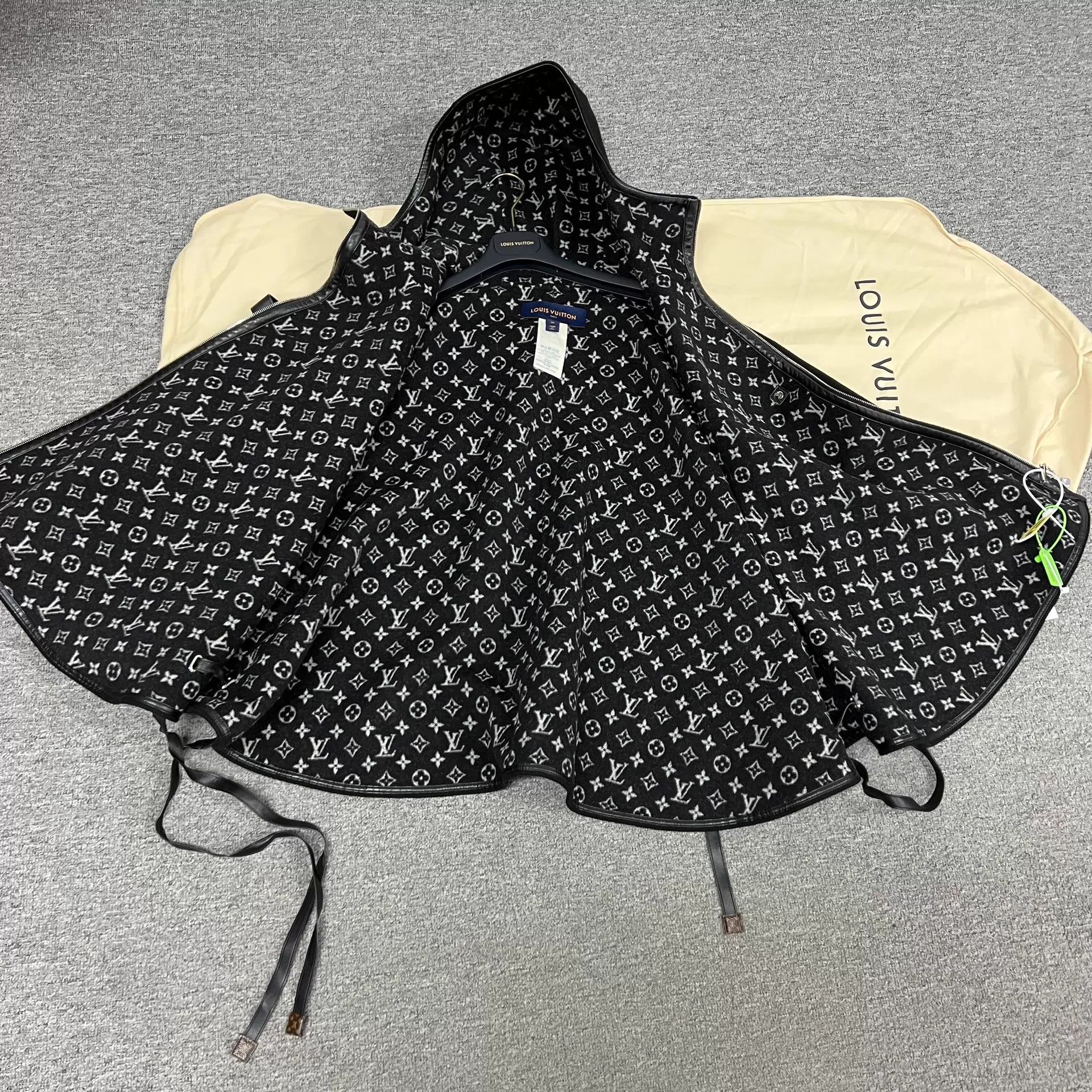 Louis Vuitton LV Reversible Monogram Wool Leather Trim Black/Monogram 36 Size XS / US 0-2 / IT 36-38 - 3 Thumbnail