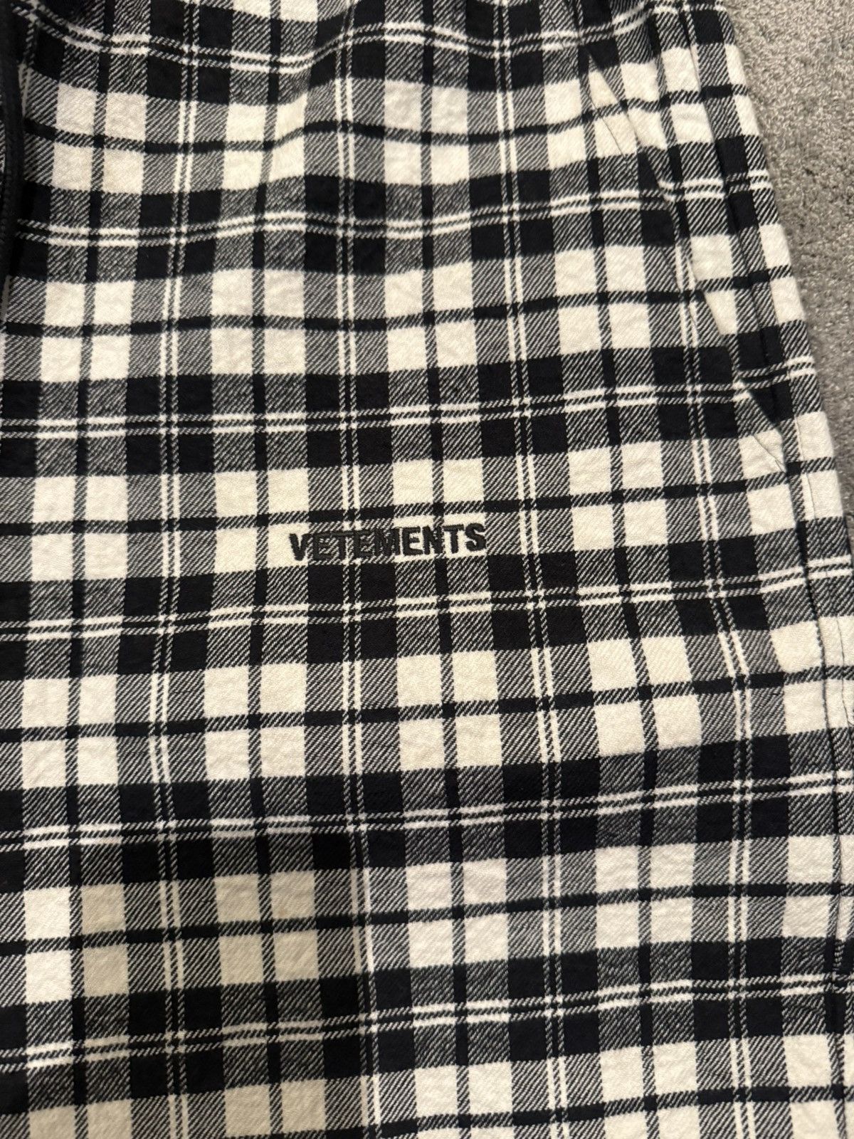 Vetements VETEMENTS METALIZED WRINKLED PYJAMA TROUSERS Size S (32) Size US 32 / EU 48 - 2 Thumbnail