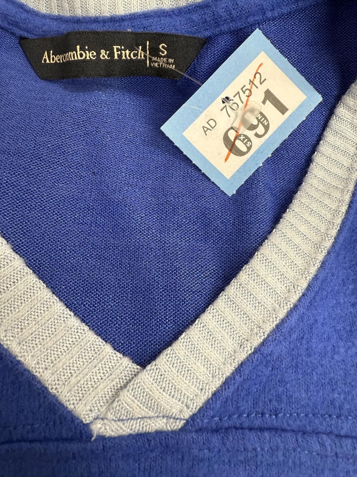 Abercrombie & Fitch Abercrombie & Fitch Blue V-Neck T-Shirt Size S Size US S / EU 44-46 / 1 - 2 Thumbnail