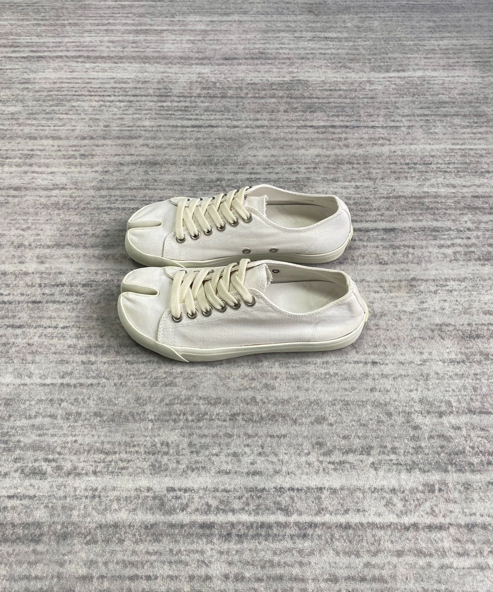 Maison Margiela Margiela Tabi White Canvas Flat Sneaker 36 8.5/10 Size US 5.5 / IT 35.5 - 3 Thumbnail