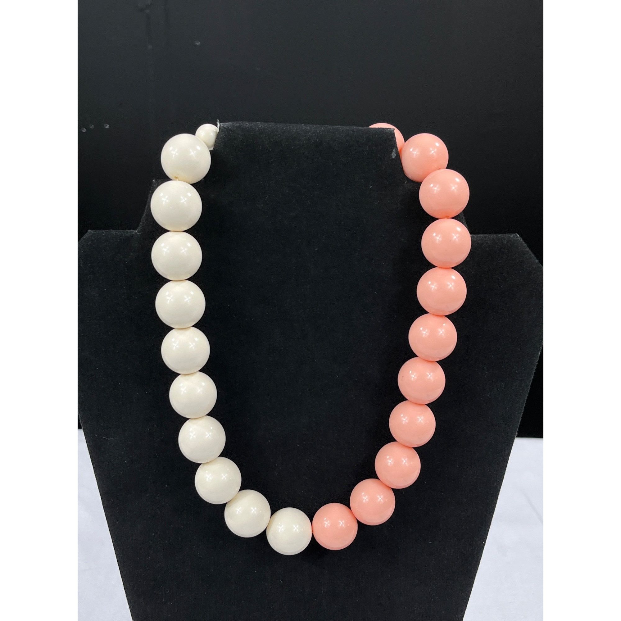 Vintage Vintage SKU 7856 chunky Pink and Ivory Beaded short Necklace Size ONE SIZE - 2 Thumbnail