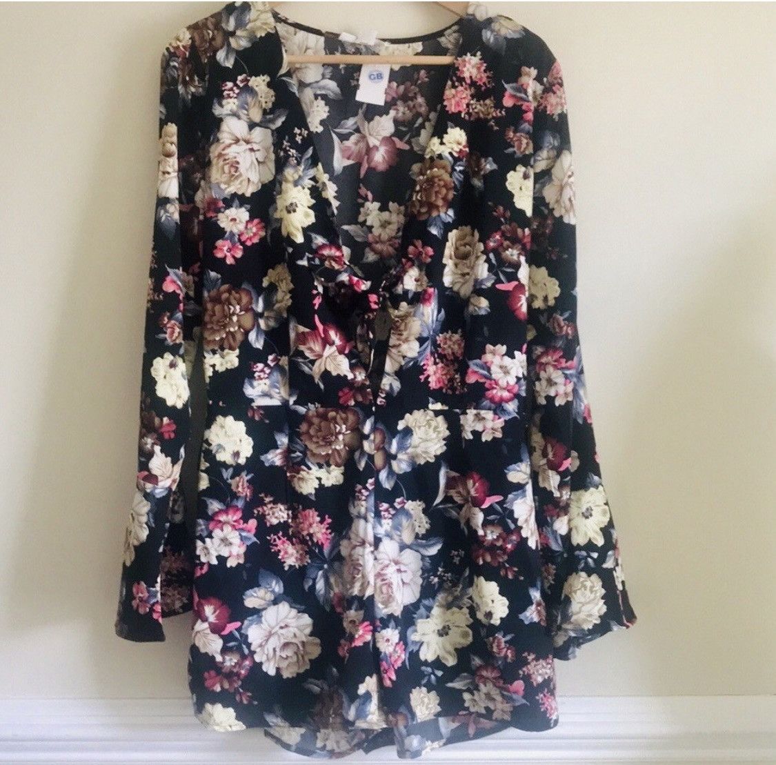 Other DEEP PLUNGE BELL SLEEVE FLORAL SHORTS ROMPER Size 32" / US 10 / IT 46 - 4 Thumbnail
