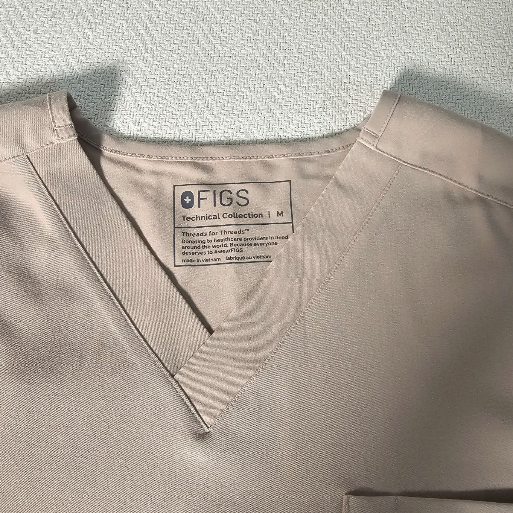 Vintage Figs Technical Scrub Top Size Med Three Pockets Short Sleeve V-Neck Beige Tan Size US M / EU 48-50 / 2 - 2 Thumbnail