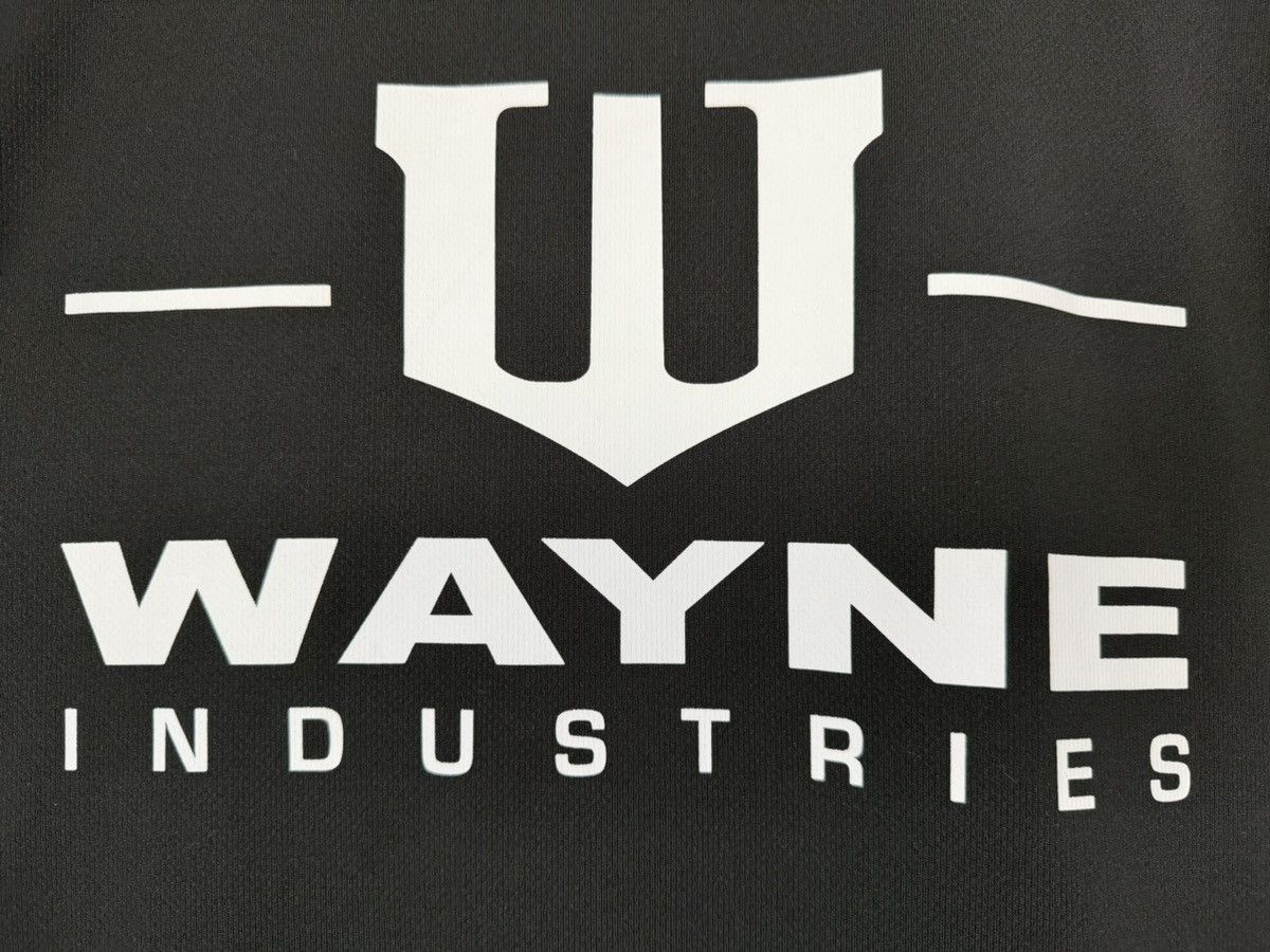 DC Comics BOX LUNCH BATMAN WAYNE INDUSTRIES SOCCER JERSEY DC COMICS L Size US L / EU 52-54 / 3 - 6 Thumbnail