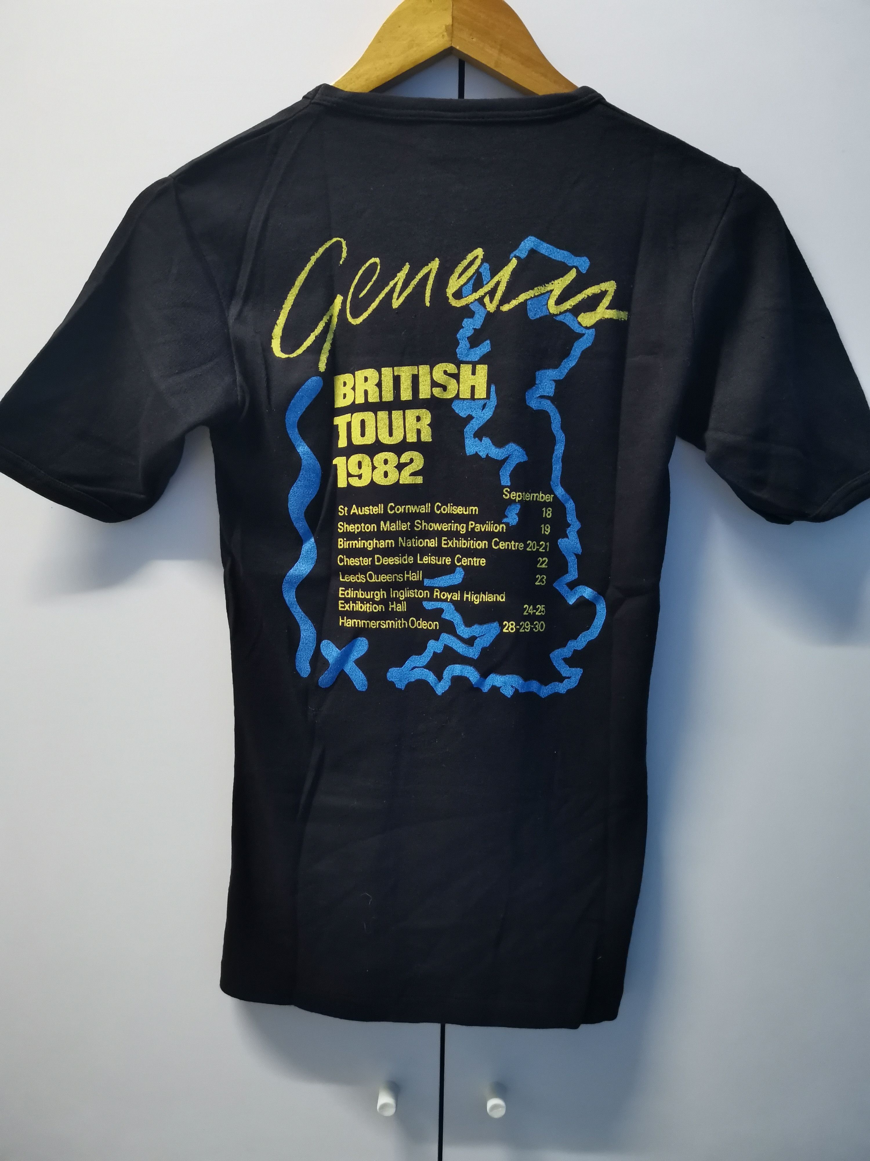 Vintage Vintage Genesis British Tour 82 Rock Band Tee Woman Size US M / EU 48-50 / 2 - 3 Thumbnail