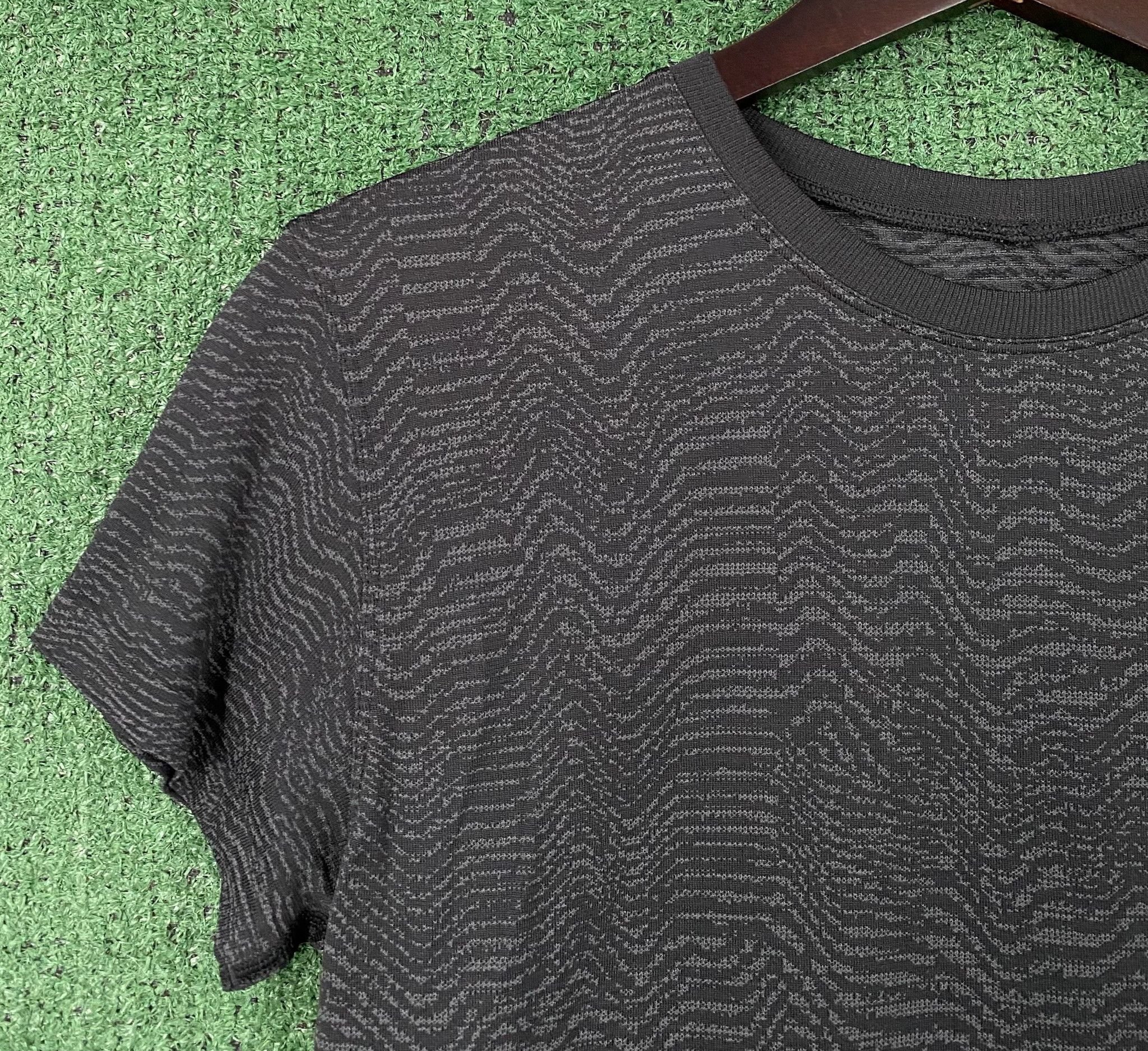 Lululemon Lululemon Train to Be Ripple Wave Black Cropped Top 8 Size M / US 6-8 / IT 42-44 - 3 Thumbnail