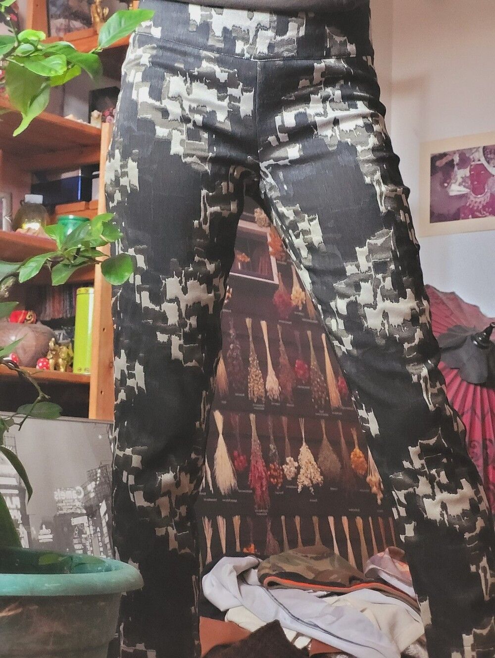 Sarah Pacini Sarah Pacini Soumia Camo Tappered Leg Cropped Pants - 27 Size 27" / US 4 / IT 40 - 1 Thumbnail