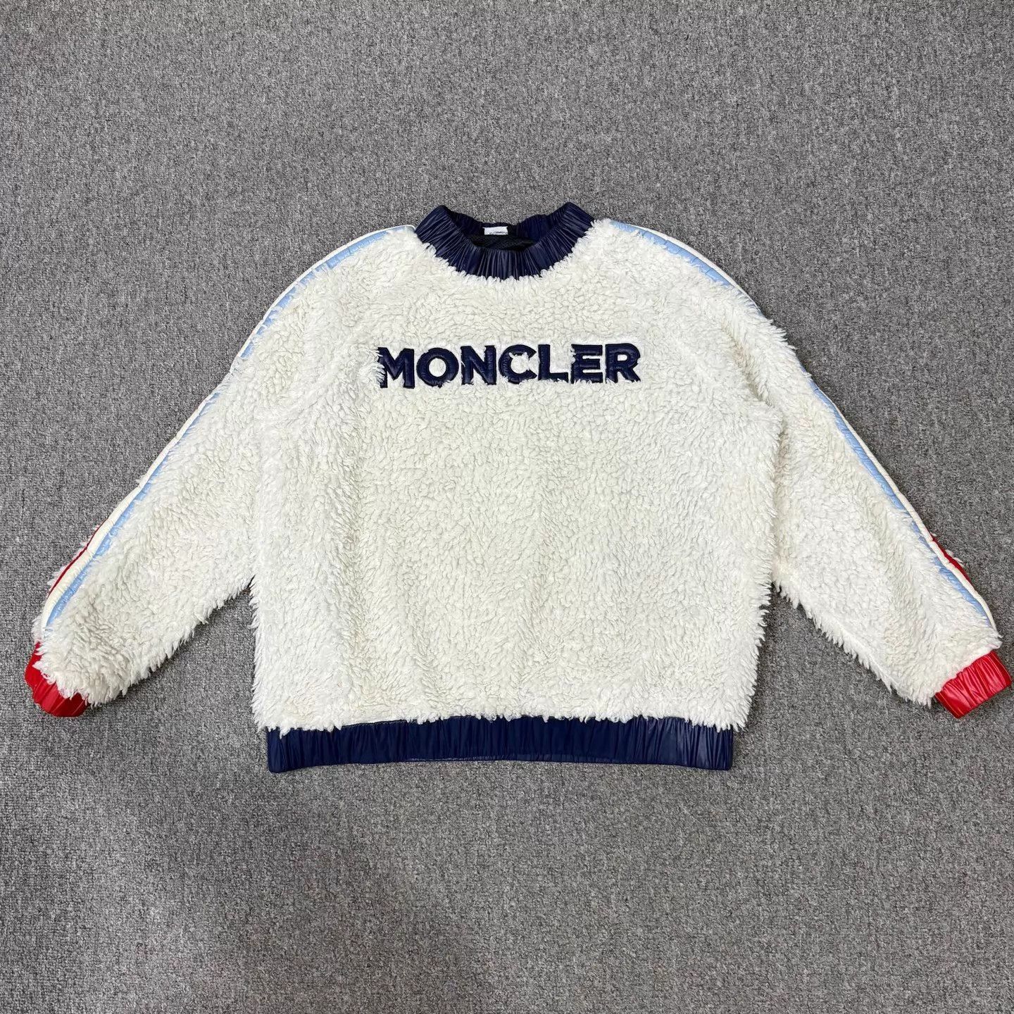 Moncler Moncler white teddy hoodie M 99 new Size M / US 6-8 / IT 42-44 - 1 Thumbnail