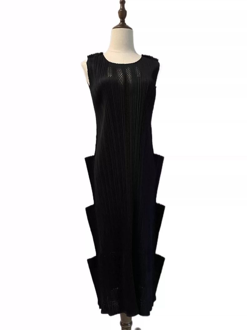 Issey Miyake Issey Miyake size:2 Black stepped pleated dress Size S / US 4 / IT 40 - 1 Thumbnail