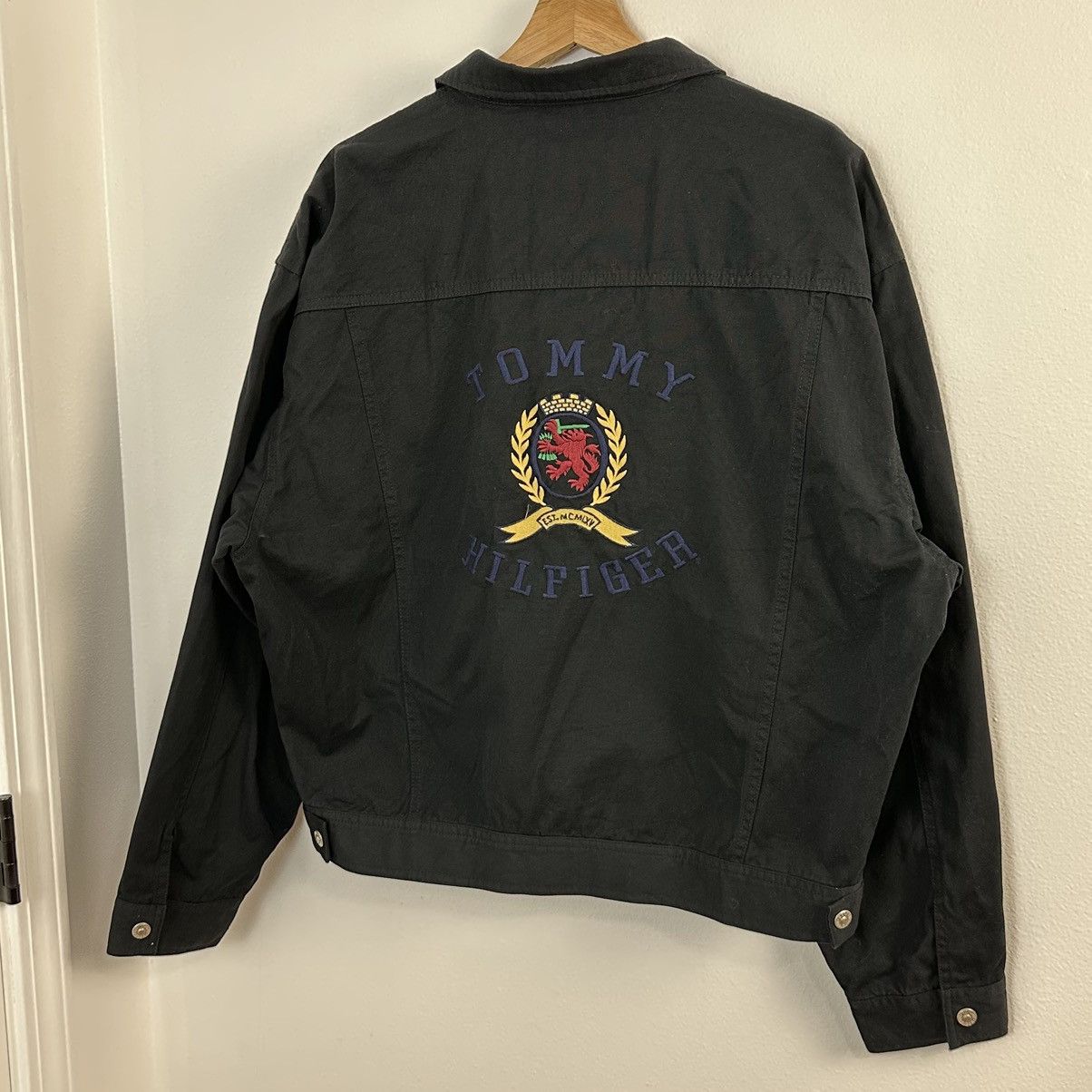 Tommy Hilfiger × Vintage Vintage Tommy Hilfiger Lion Crest Trucker Jacket XL Size US XL / EU 56 / 4 - 2 Thumbnail