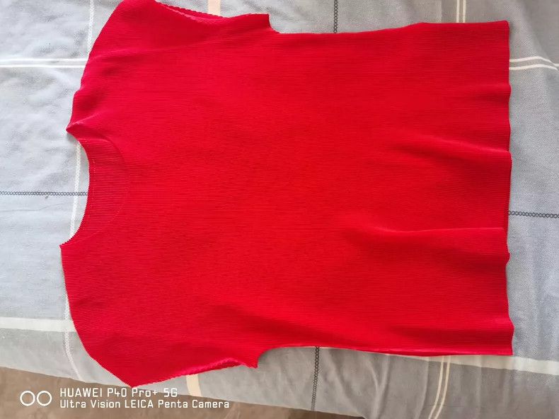 Issey Miyake issey miyake size：3 Red short sleeves 2506-Nextarrow Size XXS / US 00 / IT 34 - 1 Thumbnail