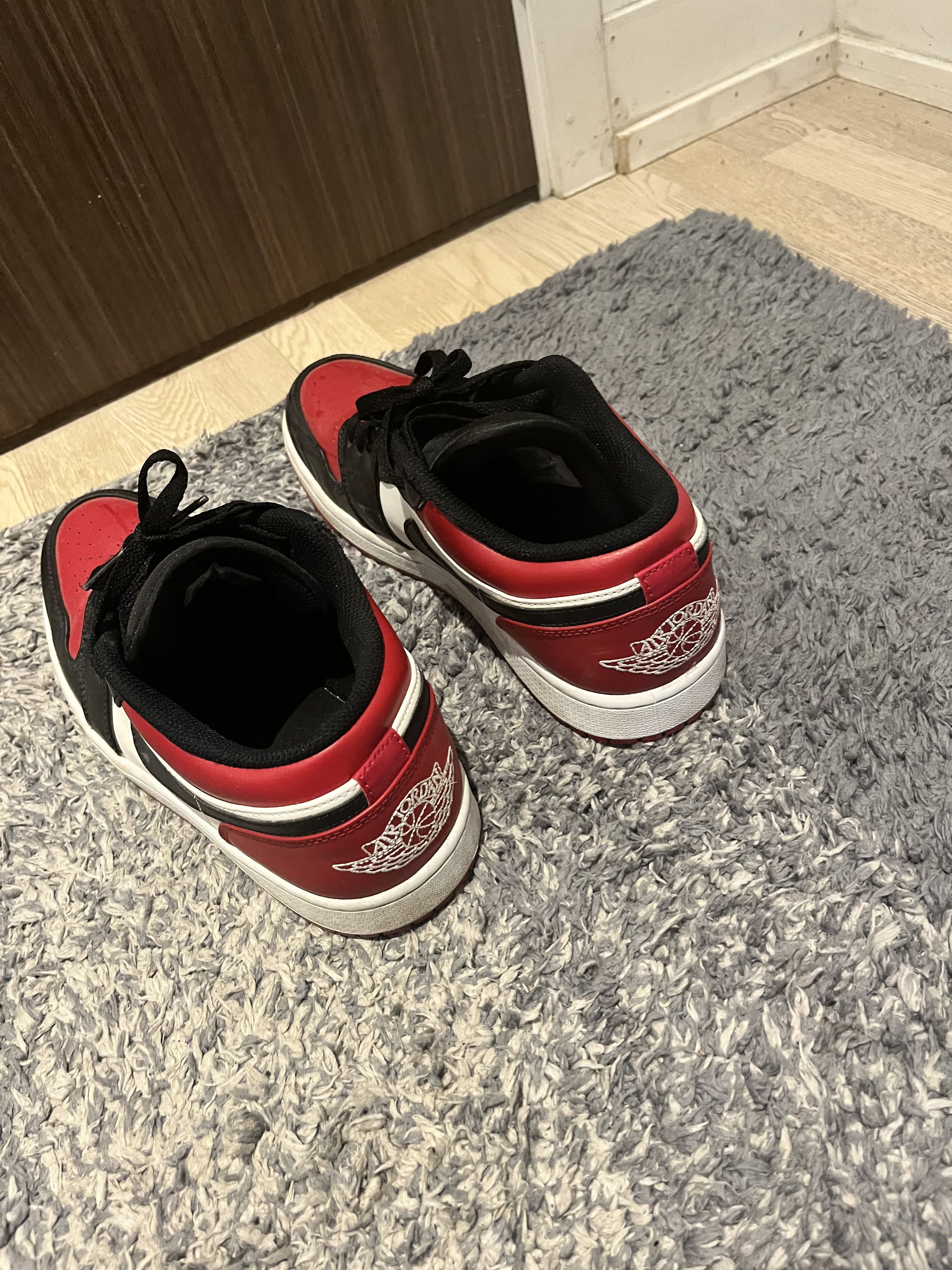 Jordan Brand Jordan Bred 1 Lows Size US 10.5 / EU 43-44 - 3 Thumbnail