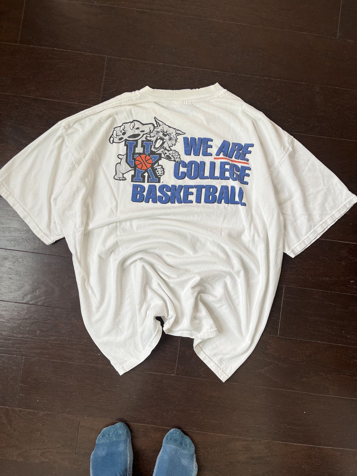 Vintage Vintage 90s Kentucky Wildcats Basketball T-shirt Size US L / EU 52-54 / 3 - 5 Thumbnail