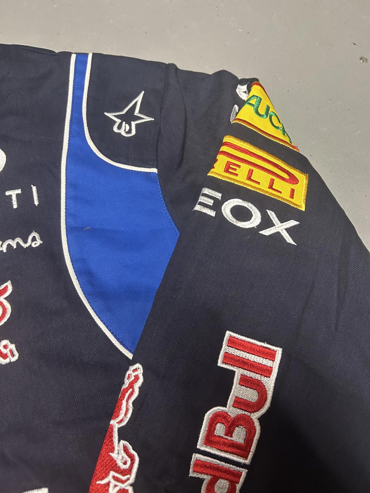 Red Bull Red Bull Racing Team Jacket - Authentic F1 Merchandise Size US L / EU 52-54 / 3 - 4 Thumbnail