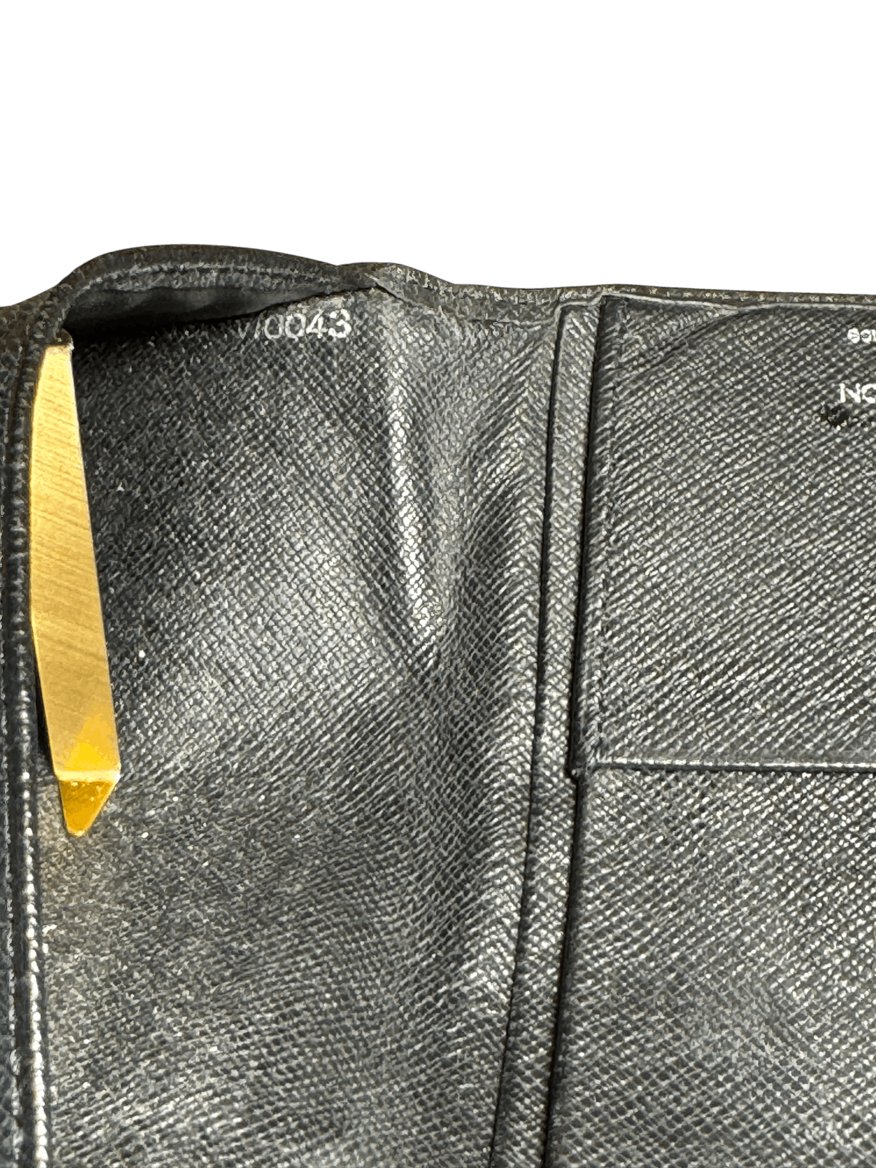 Louis Vuitton Louis Vuitton Genuine Leather Wallet in Excellent Condition. Size ONE SIZE - 11 Thumbnail