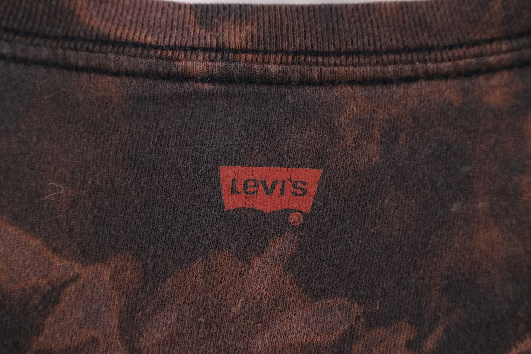 Levi's Vintage Y2K Levi's Center Logo Acid Wash T-Shirt Trippy Size US XL / EU 56 / 4 - 7 Thumbnail