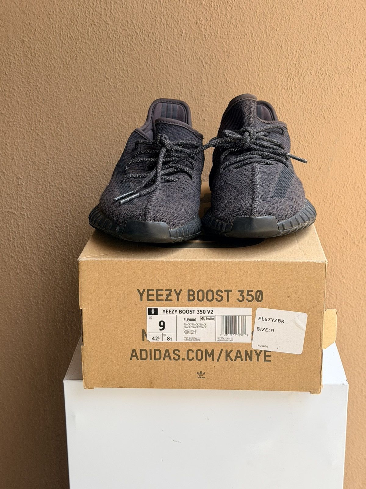 Yeezy adidas Yeezy Boost 350 V2 Black Non-Reflective 2019 Size 9 Size US 9 / EU 42 - 4 Thumbnail