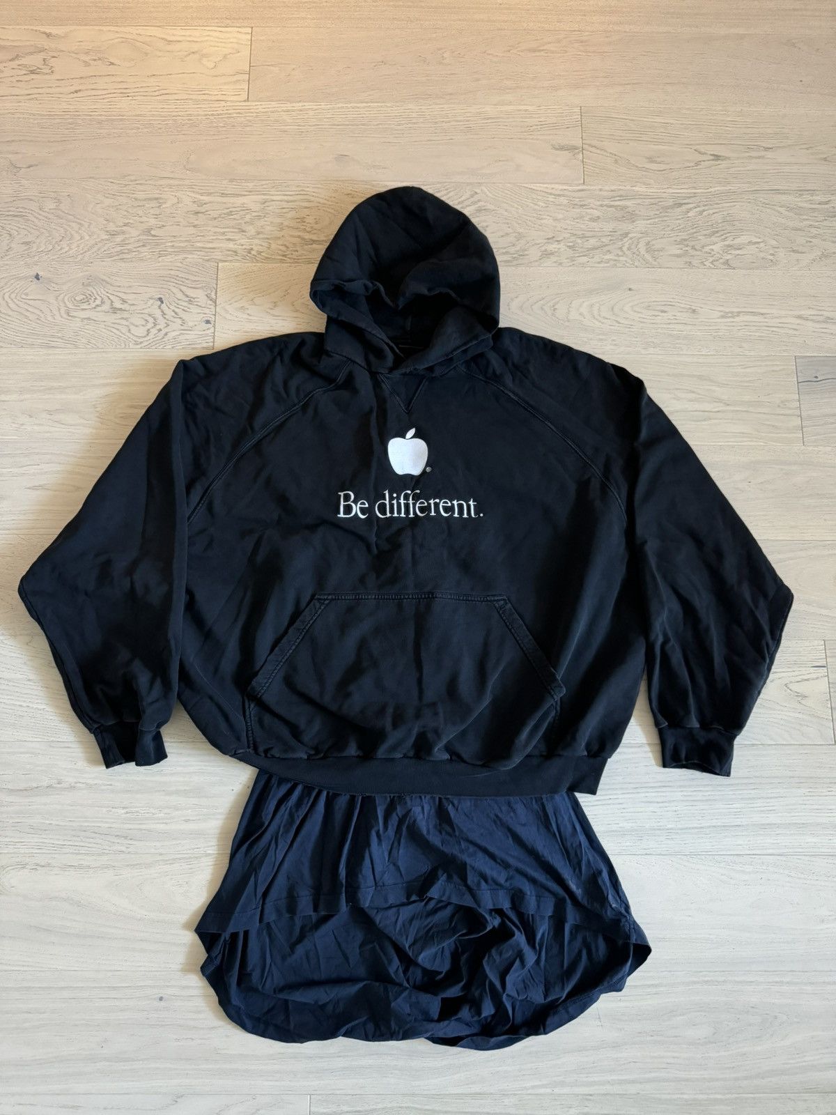 バレンシアガ22AW 'Be different! Apple Hoodie BALENCIAGA ( バレンシアガ ) & APPLE Be different パーカー aw22