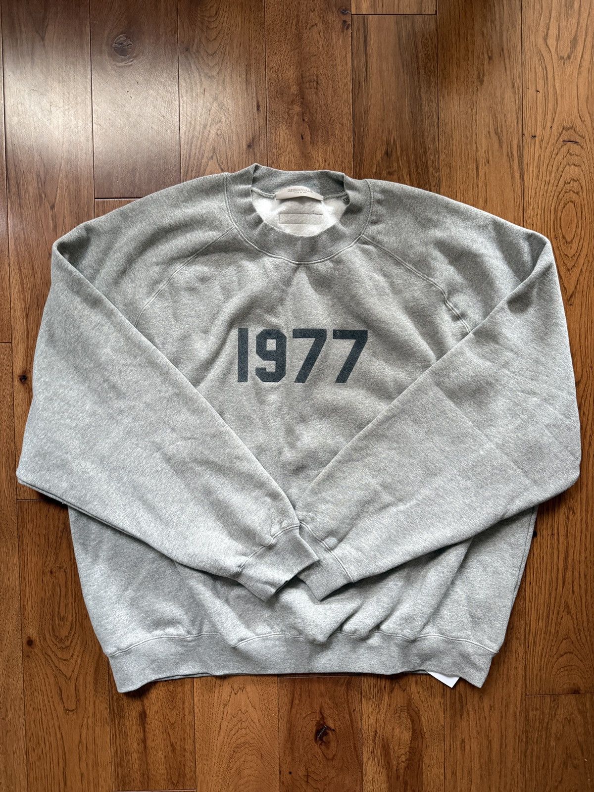 Essentials × Fear of God × Pacsun Fear of God Essentials Dark Oatmeal 1977 Crewneck Sweatshirt Size US XXL / EU 58 / 5 - 1 Thumbnail
