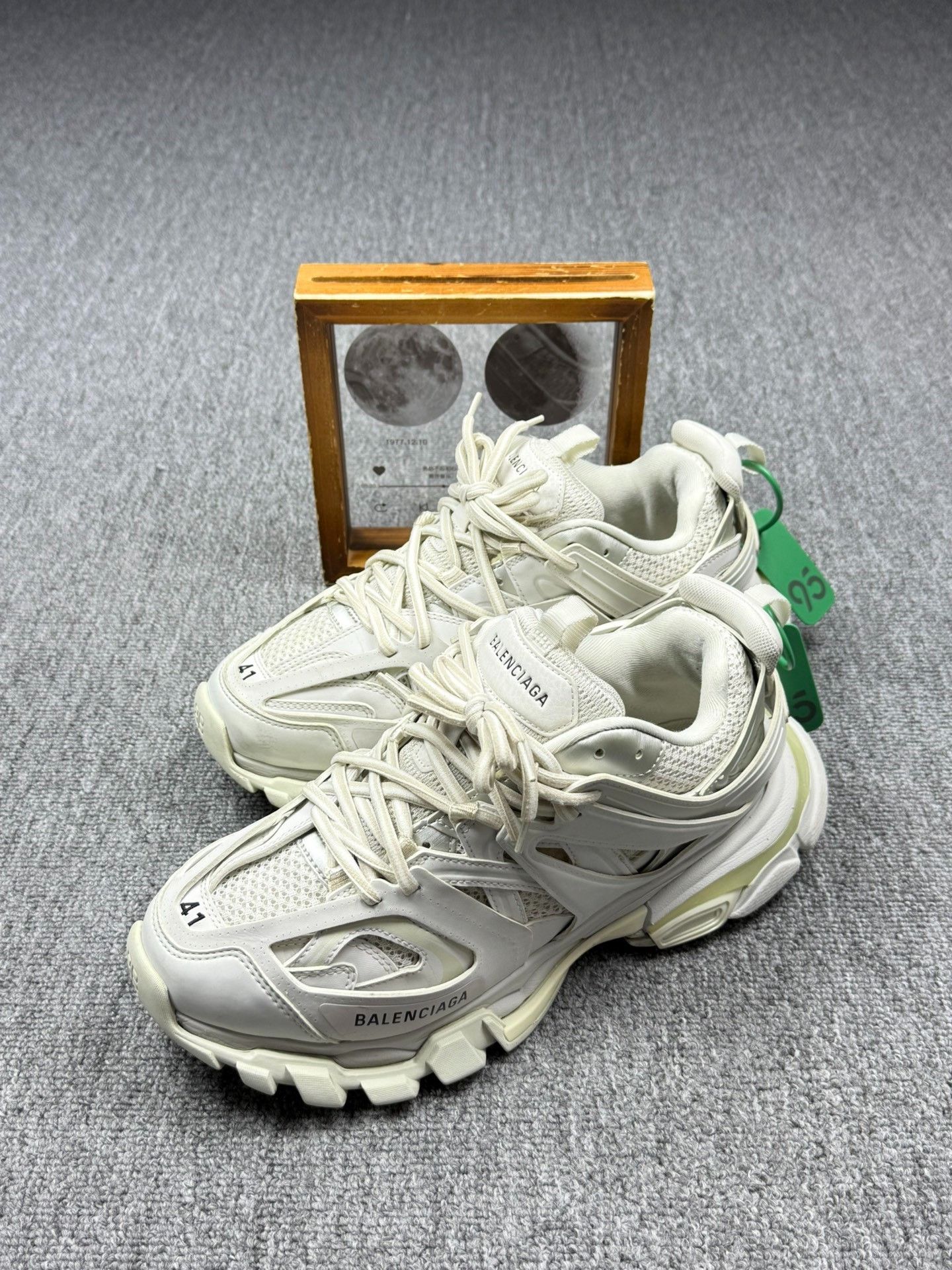 Balenciaga Balenciaga White Lowtop Sneakers 8 Men Size US 8 / EU 41 - 1 Thumbnail