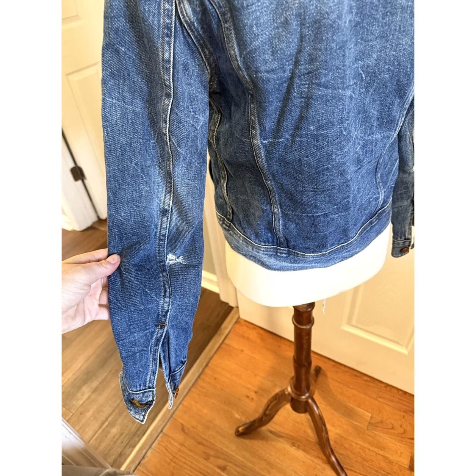 J.Crew VINTAGE J.CREW Distressed Jean Jacket XS Women Medium Wash NWOT Size 26" / US 2 / IT 38 - 4 Thumbnail
