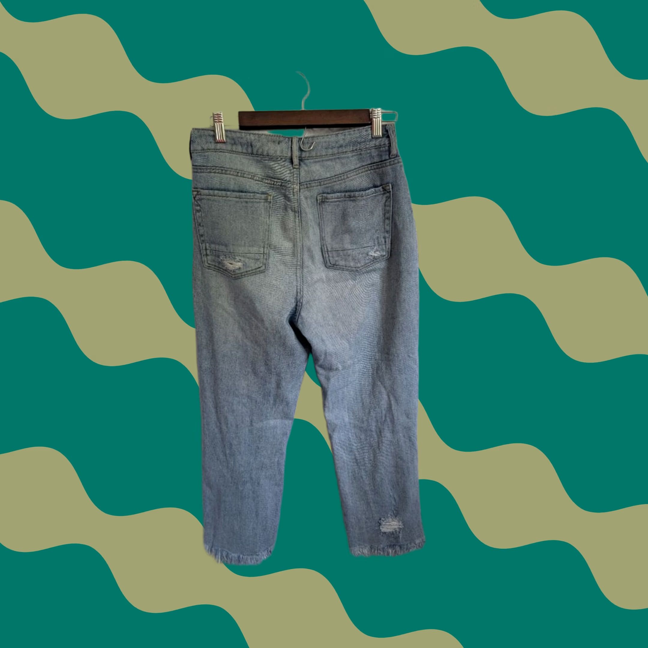 Vintage VINTAGE Light Wash Distressed High Rise Mom Jeans Cropped Frayed Distressed Womens 28 Size 28" / US 6 / IT 42 - 1 Thumbnail