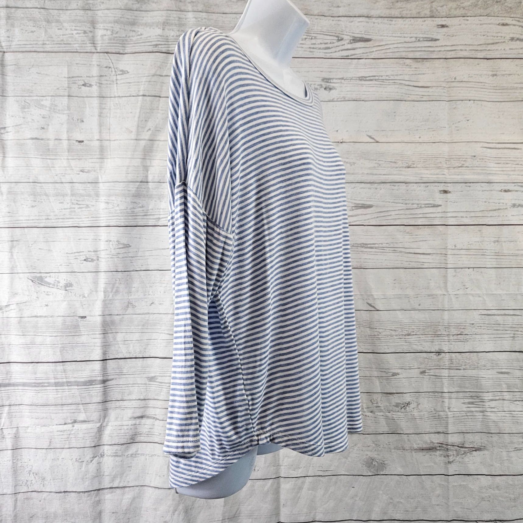 Loft VINTAGE? No. Ann Taylor LOFT womens top Sz Medium blue white stripe rayon blouse shirt? Size M / US 6-8 / IT 42-44 - 3 Thumbnail