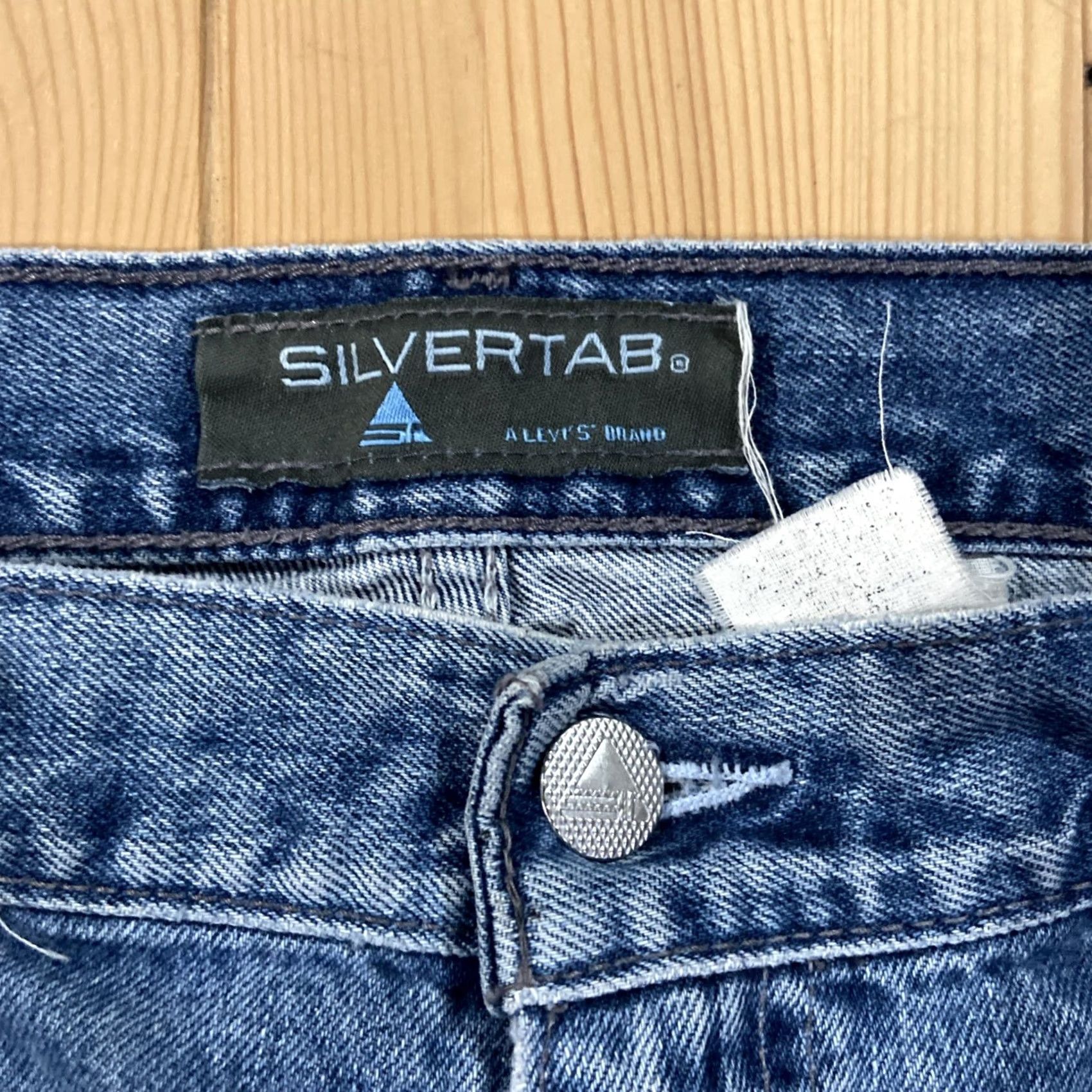 Levi's VINTAGE Levi's Silver Tab Jeans Light Wash Denim 33x27 Relaxed Straight 5-Pocket Mens Blue 90s American Theme Jeans Size US 33 - 2 Thumbnail