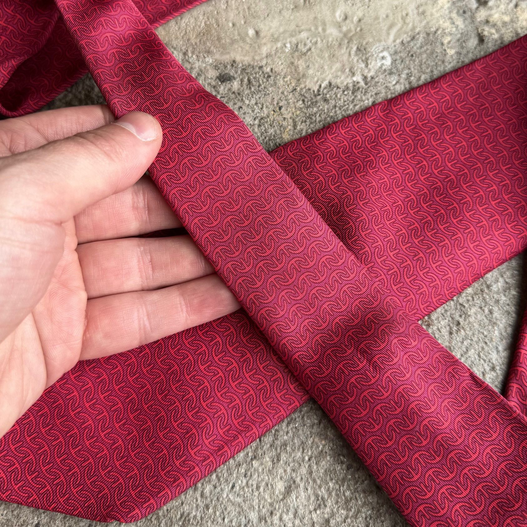Hermes Hermès Chaine D'Ancre Pattern Raspberry Red Tonal Silk Tie Size ONE SIZE - 8 Thumbnail