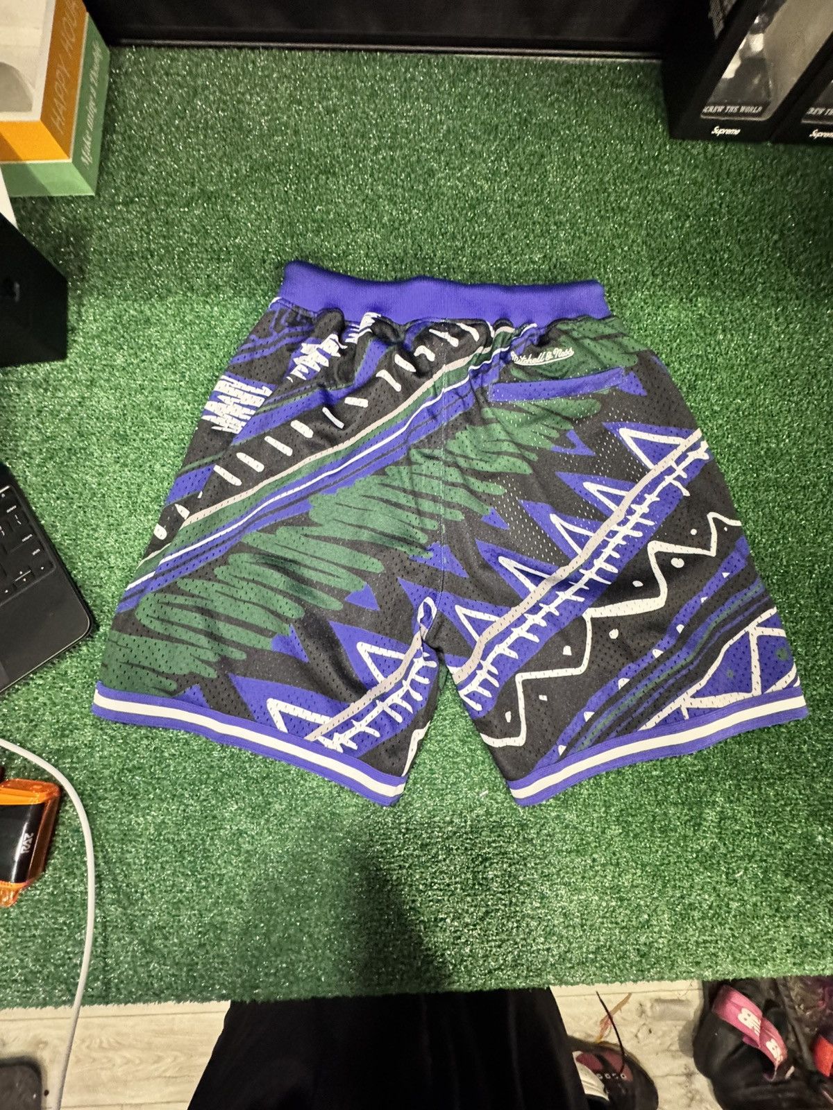 Mitchell & Ness Mitchell N Ness Game day pattern shorts Bucks Size US 29 - 2 Thumbnail