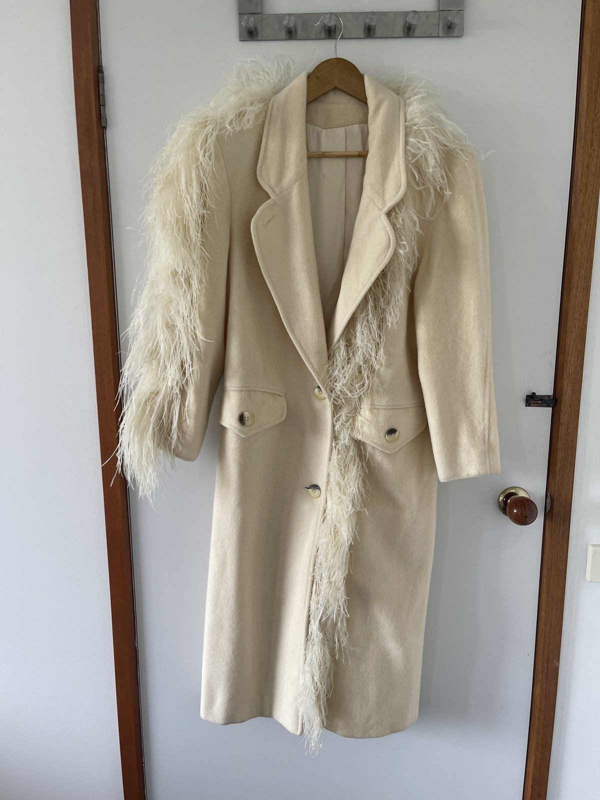Vintage Vintage Cream Wool Coat with Ostrich Feathers Size M / US 6-8 / IT 42-44 - 4 Thumbnail