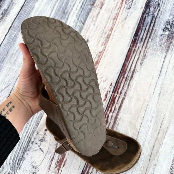 Birkenstock Birkenstock Women's Gizeh Brown Birko-Flor Sandals Size US 7 / IT 37 - 8 Thumbnail