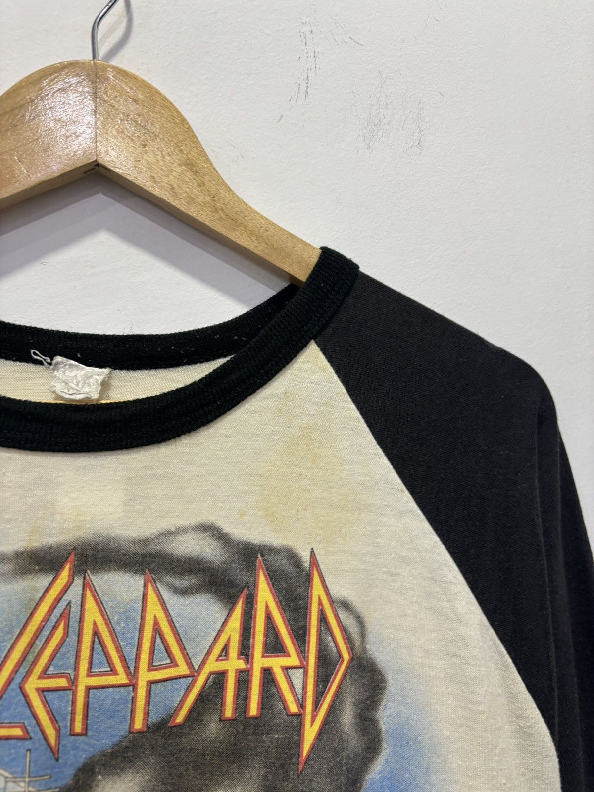 Band Tees Vintage Def Leppard Tour 1983 Raglan Shirt Size US L / EU 52-54 / 3 - 7 Thumbnail