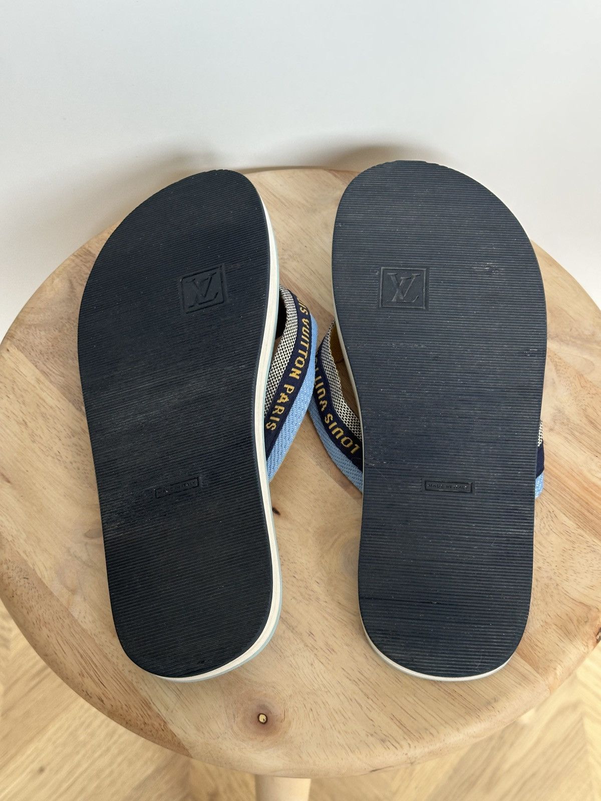 Designer × Louis Vuitton Louis Vuitton blue rubber flip flops thongs spellout Size US 7 / EU 40 - 10 Thumbnail