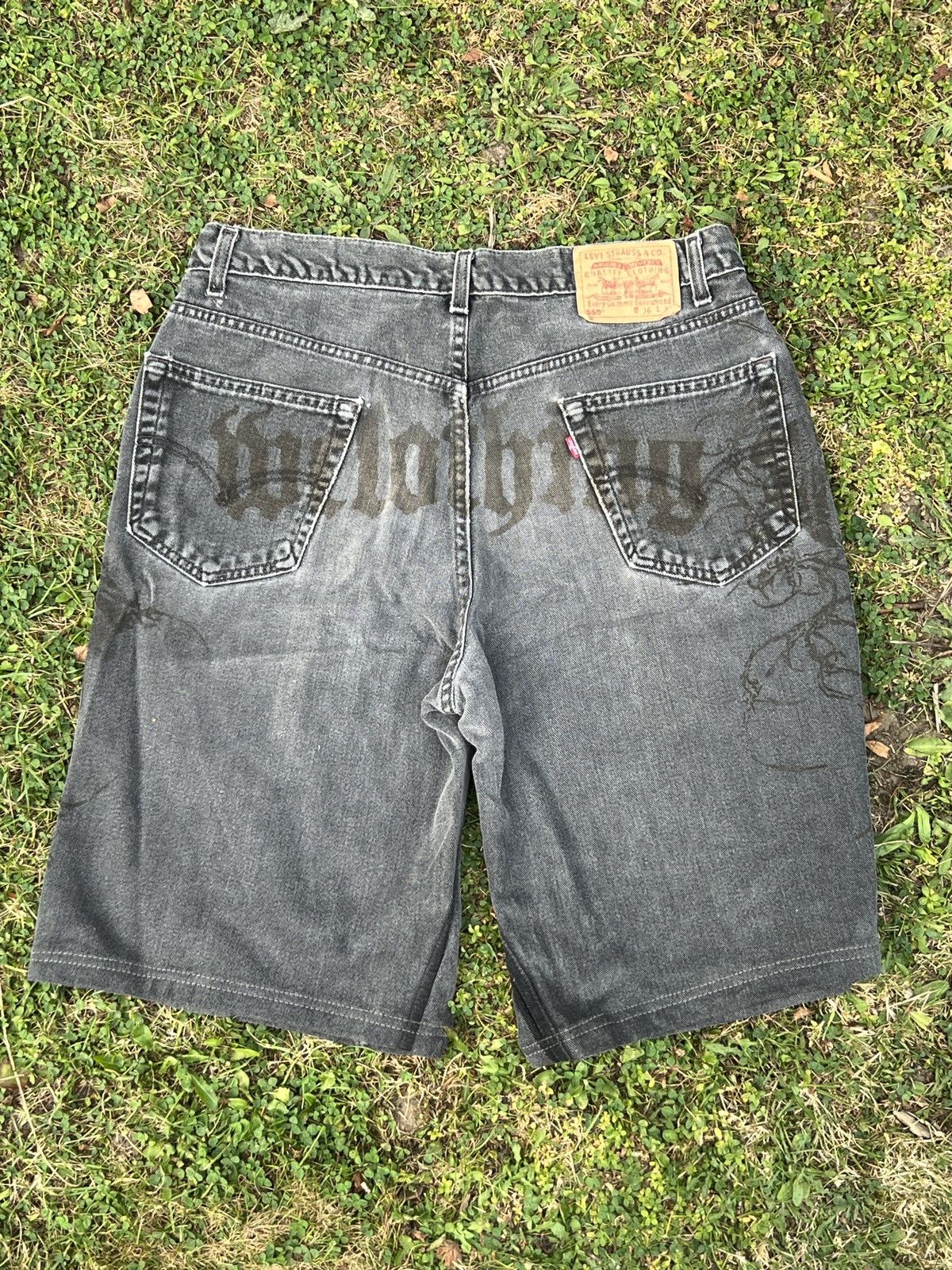 Levi's × Vintage Black graphic engraved jorts Size US 36 / EU 52 - 1 Thumbnail