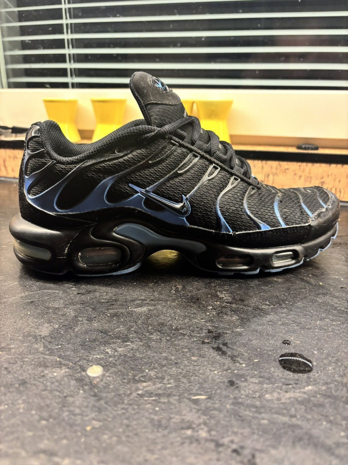 Nike nike air max plus black university blue Size US 7 / EU 40 - 1 Thumbnail