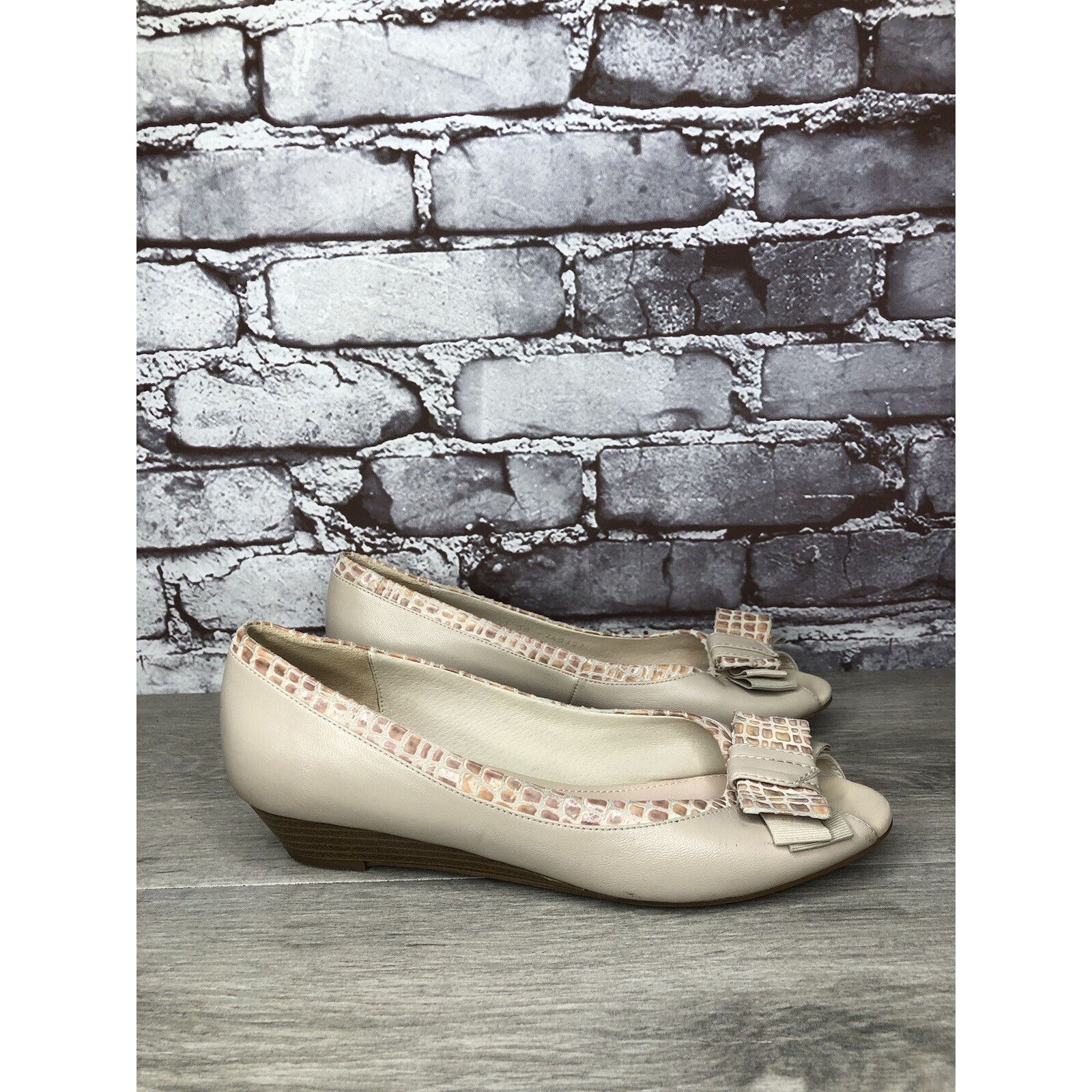 Other LE SAUNDA Ivory Leather Pink Croc Bow Peep Toe Wedges Women’ Size US 7.5 / IT 37.5 - 16 Thumbnail