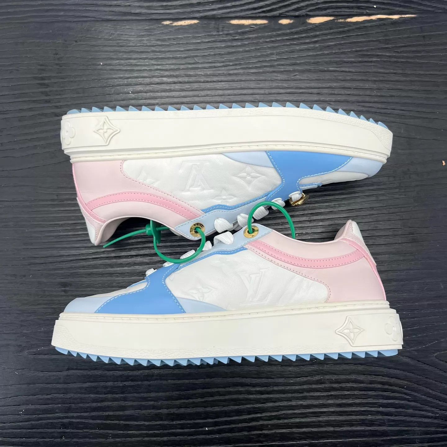 Louis Vuitton Louis Vuitton TimeOut women's white-pink-blue36.5 Size US 6 / IT 36 - 2 Thumbnail