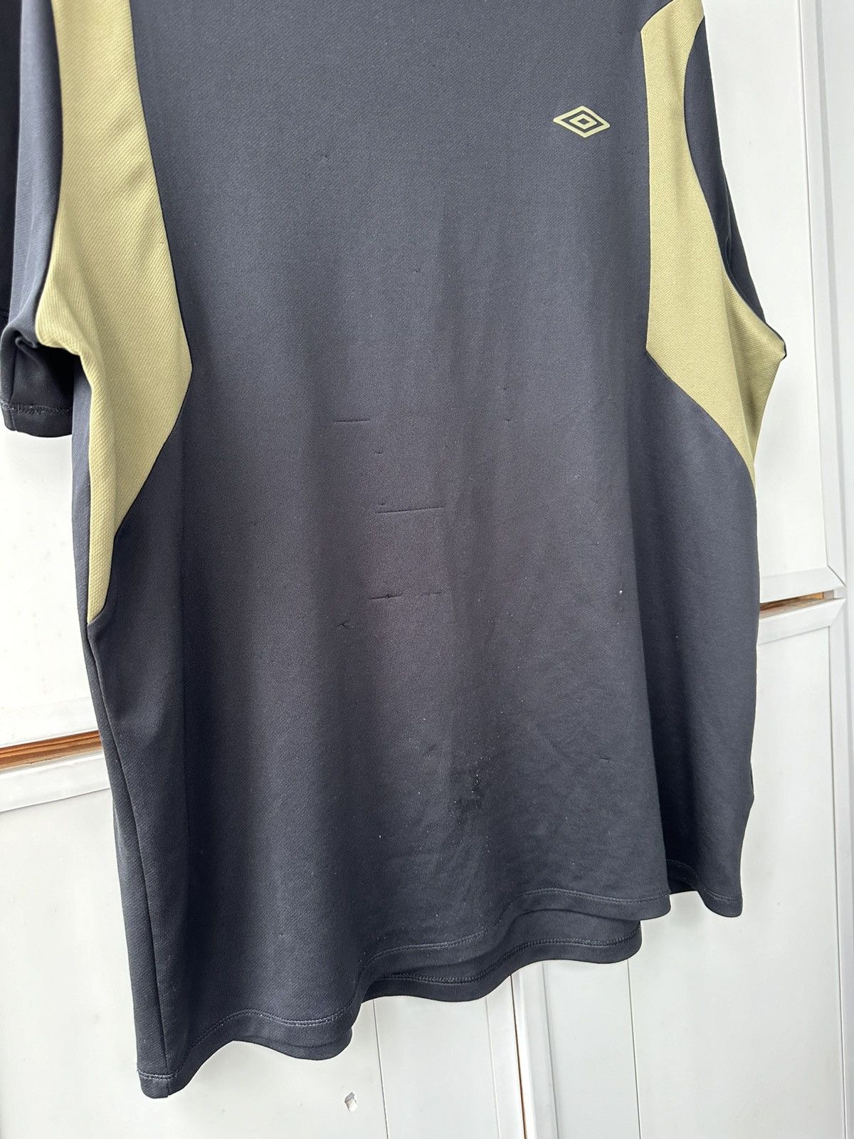 Umbro Vintage Umbro T-shirt Distressed Sport Nylon Fit Size US L / EU 52-54 / 3 - 8 Thumbnail