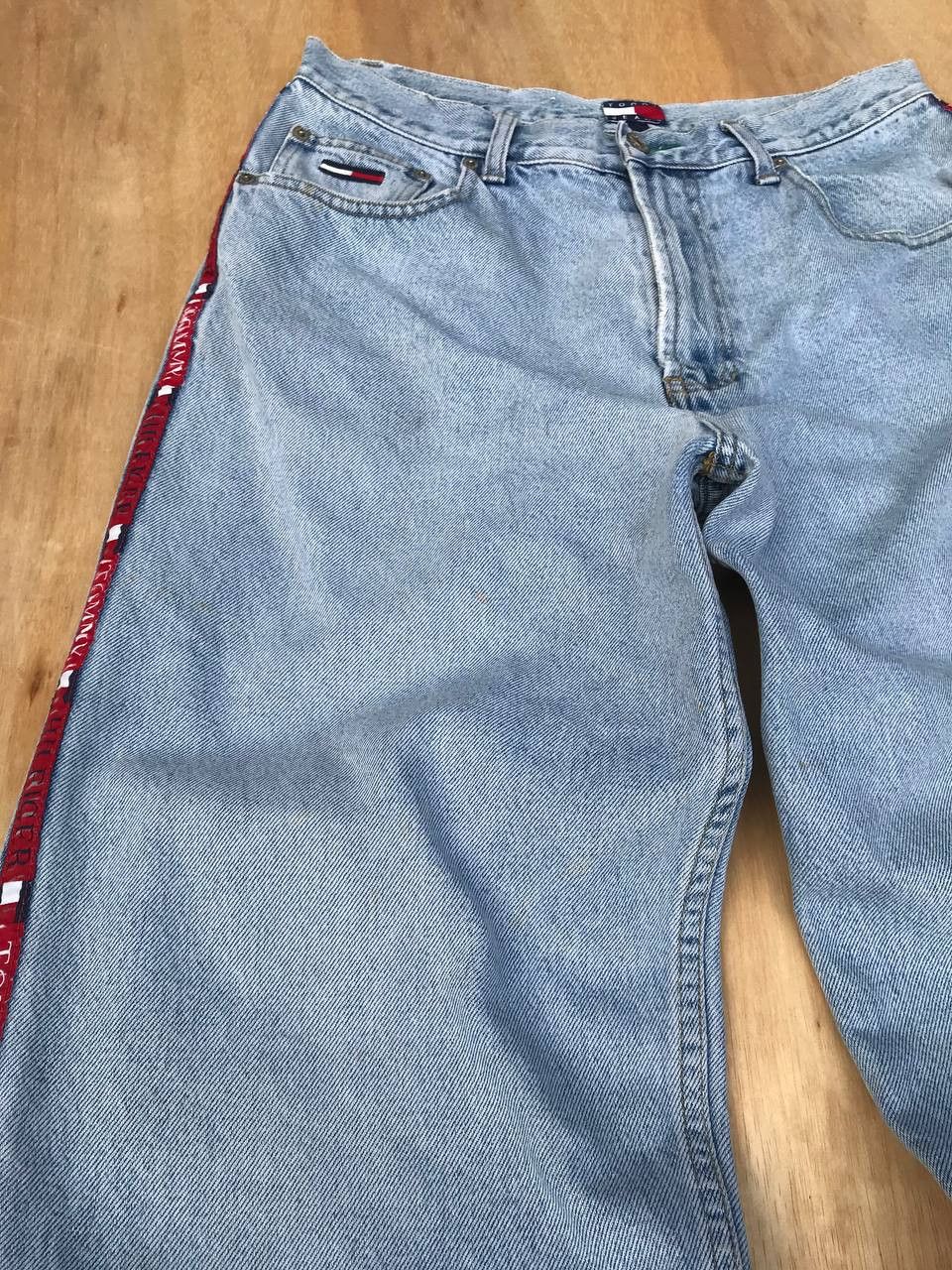 Tommy Hilfiger × Vintage VINTAGE 90S TOMMY HILFIGER SIDETAPE LOOSE LIGHTWASH Size US 30 / EU 46 - 2 Thumbnail
