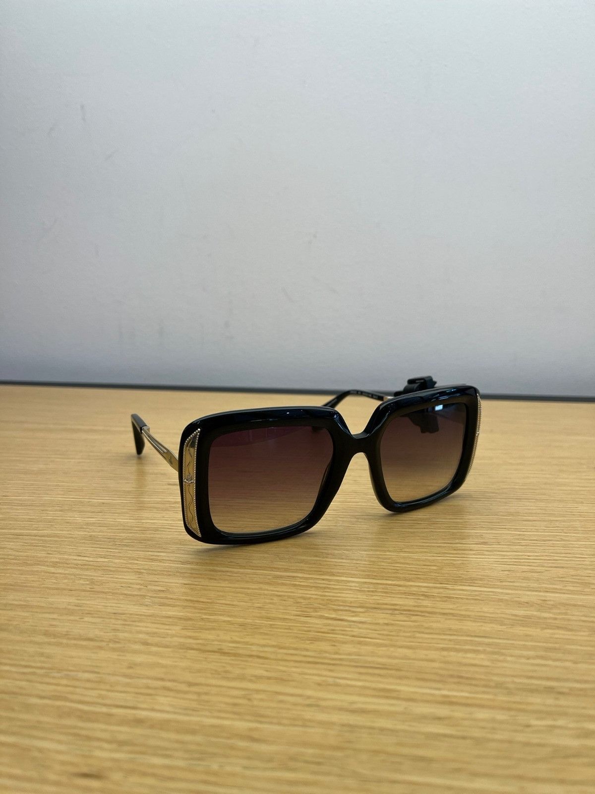 Vivienne Westwood o1f1d3z0625 Size: OS / Georgia Sunglasses in Black/Gold Size ONE SIZE - 1 Preview