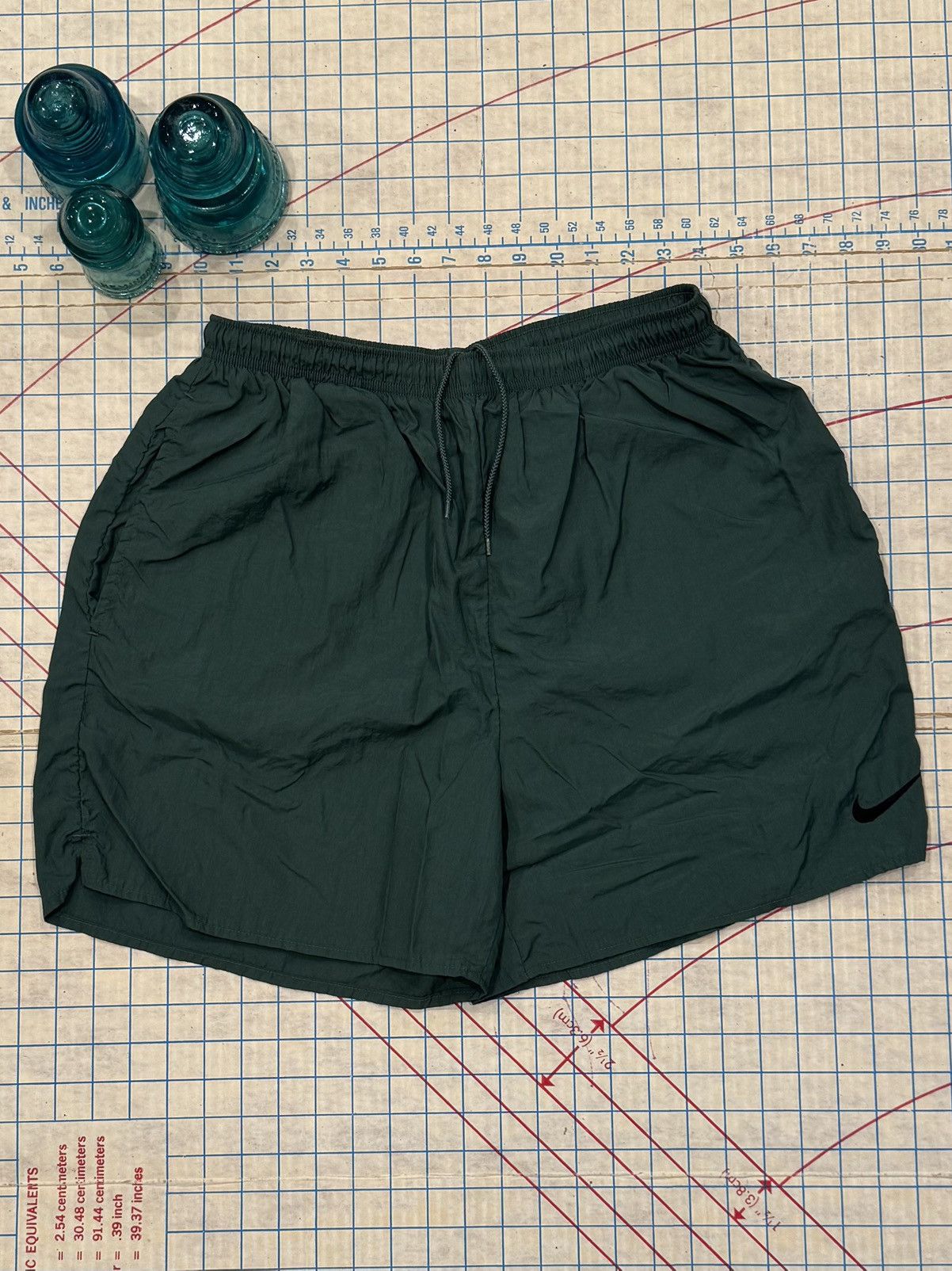 Nike Vintage 90’s Nike White Tag Big Swoosh Shorts Green Size L Size US 34 / EU 50 - 2 Thumbnail