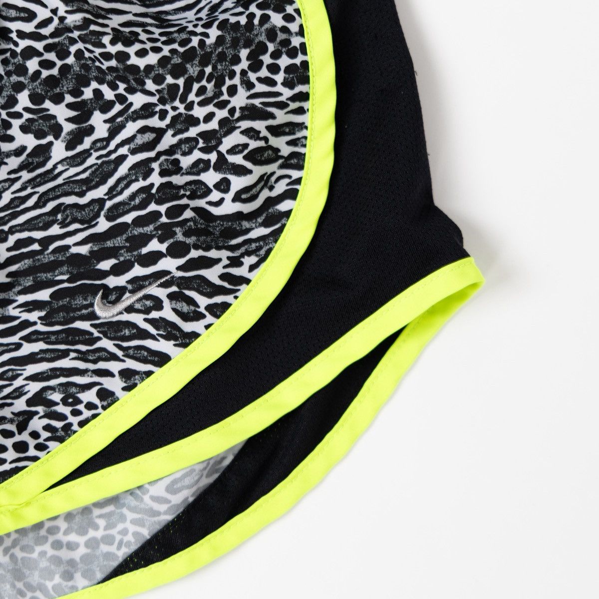 Nike Nike Womens Dri Fit Running Shorts Animal Print Neon Trim Size 27" / US 4 / IT 40 - 3 Thumbnail