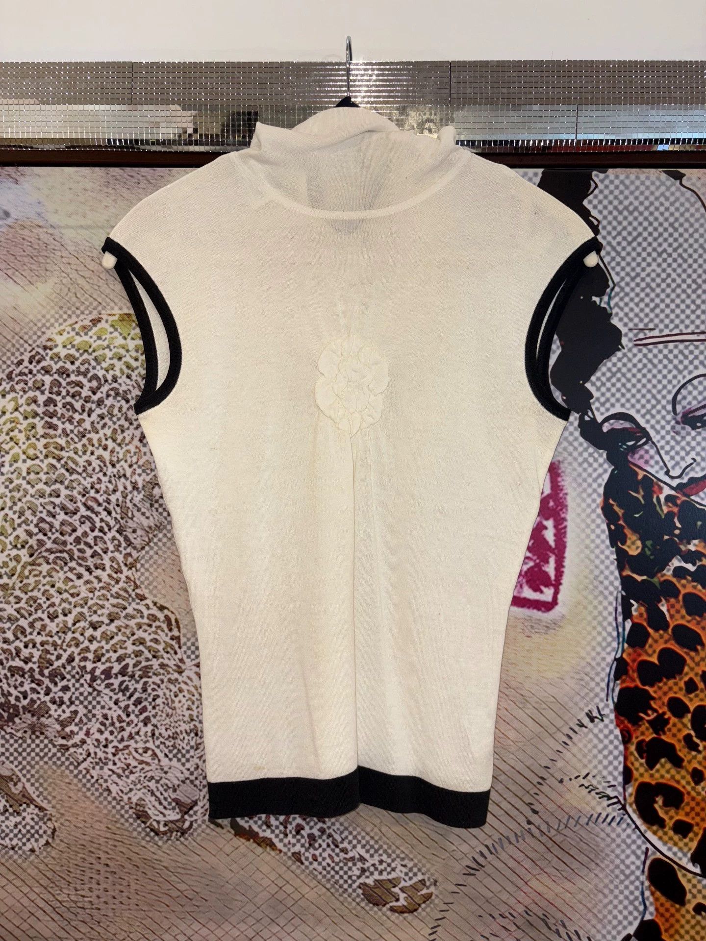 Chanel Chanel Vintage B&W Camellia Sleeveless Turtleneck Knit Top Size S / US 4 / IT 40 - 9 Thumbnail
