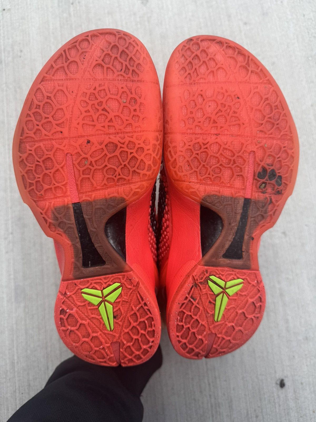 Nike NIKE KOBE 6 PROTRO REVERSE GRINCH SIZE 5.5 M / 7 WOMEN Size US 5.5 / EU 38 - 5 Thumbnail