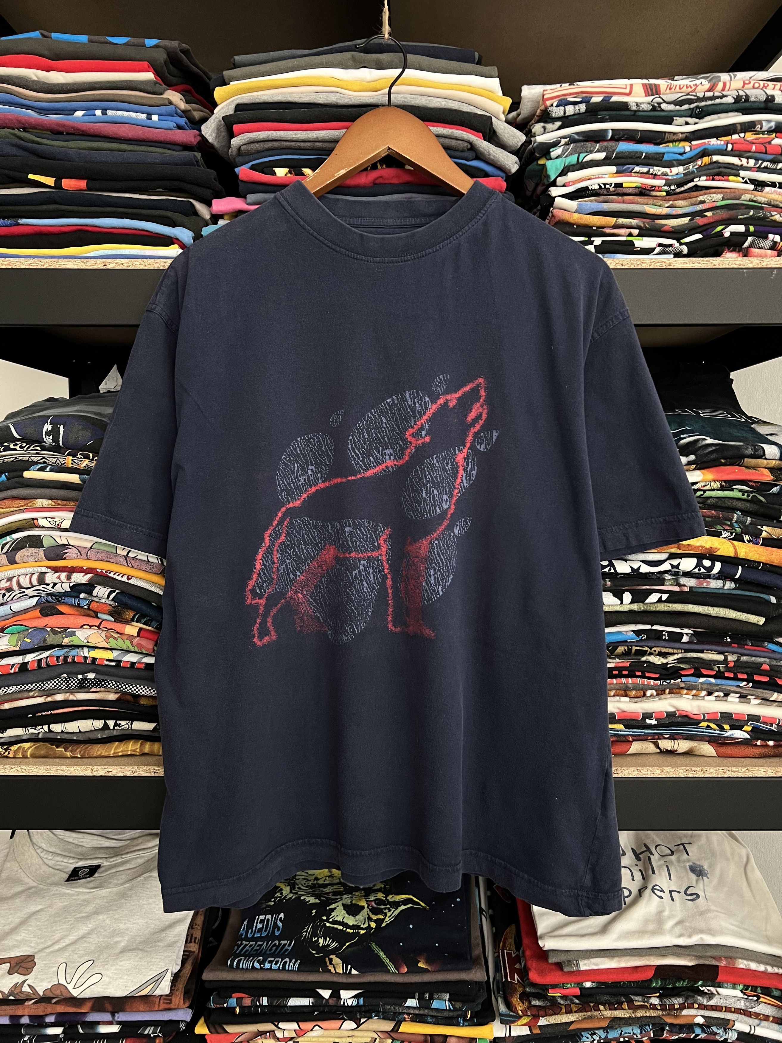 Jack Wolfskin Vintage 2000s Jack Wolfskins Wolf Navy T-shirt Size US L / EU 52-54 / 3 - 1 Thumbnail