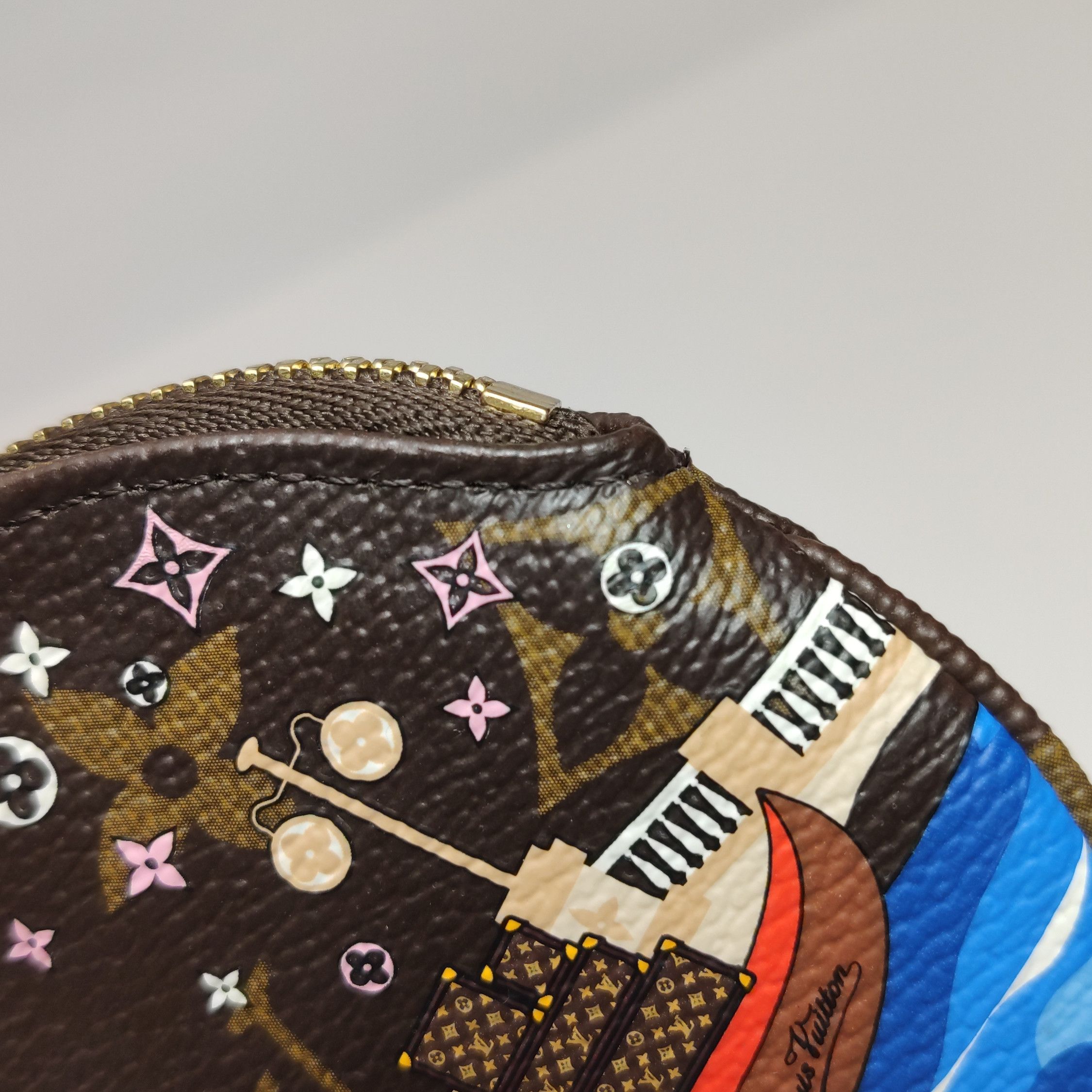 Louis Vuitton Louis Vuitton (LV) Christmas Limited Edition Monogram Logo Size ONE SIZE - 9 Thumbnail